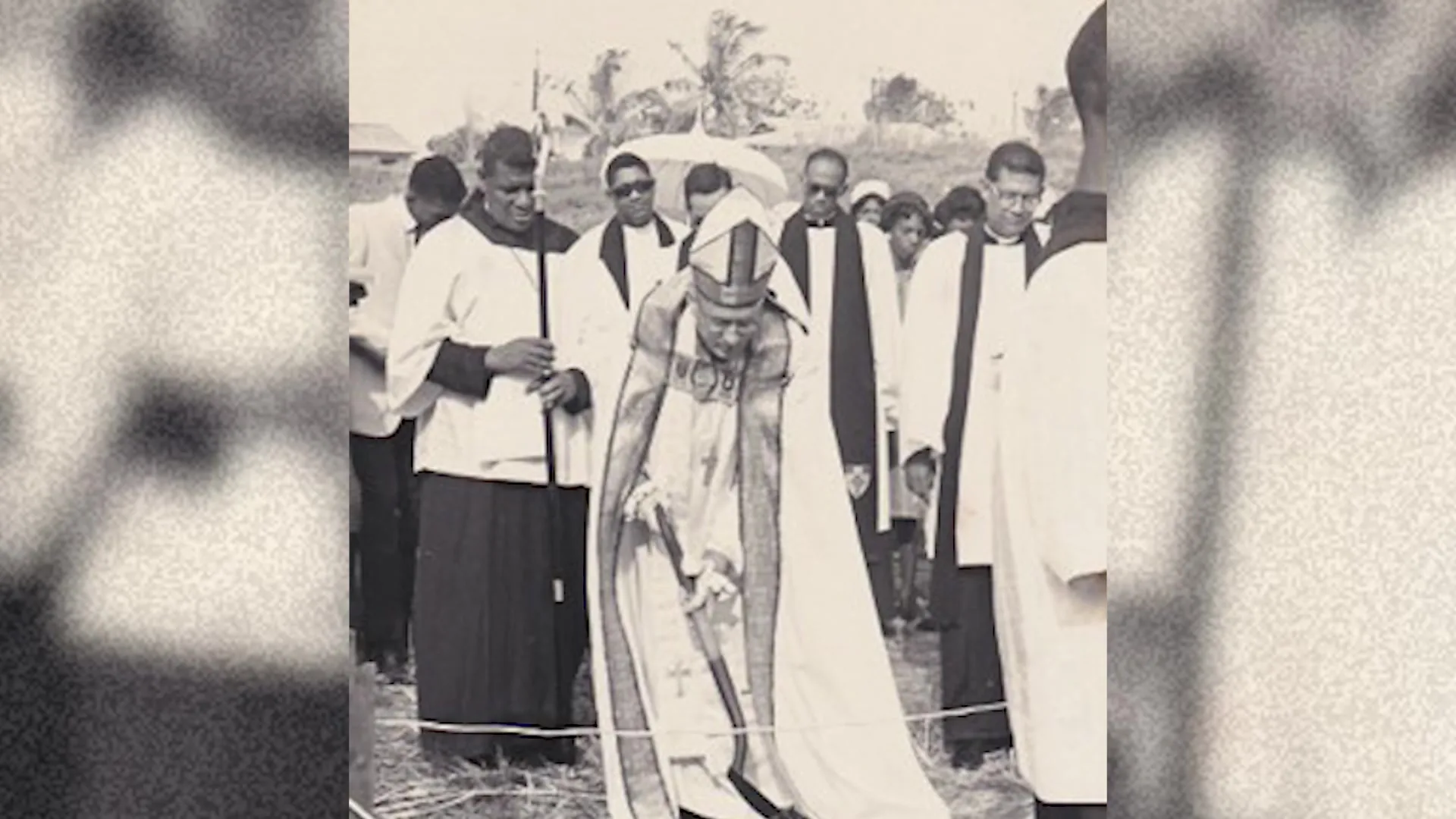 Fotografía histórica de una ceremonia de colocación de la primera piedra.