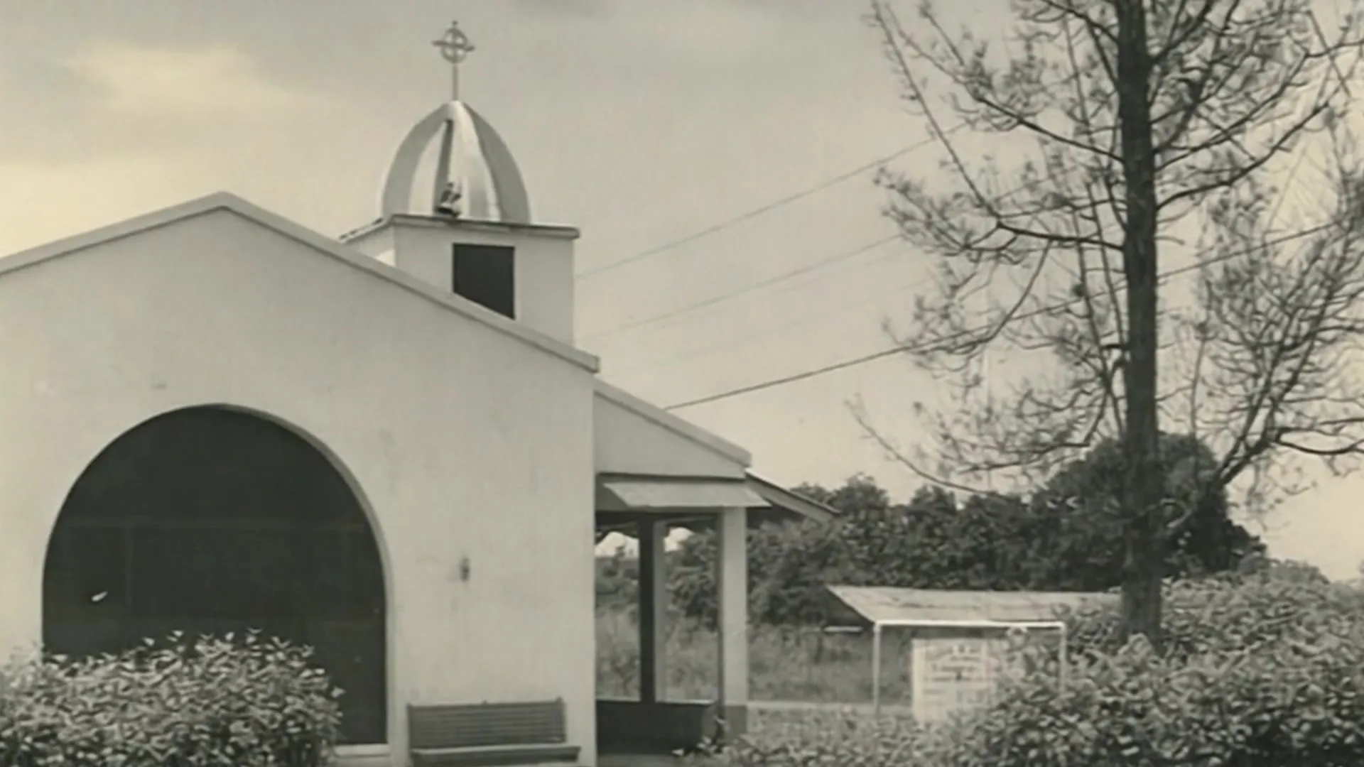 Fotografía histórica del exterior de la primera capilla.