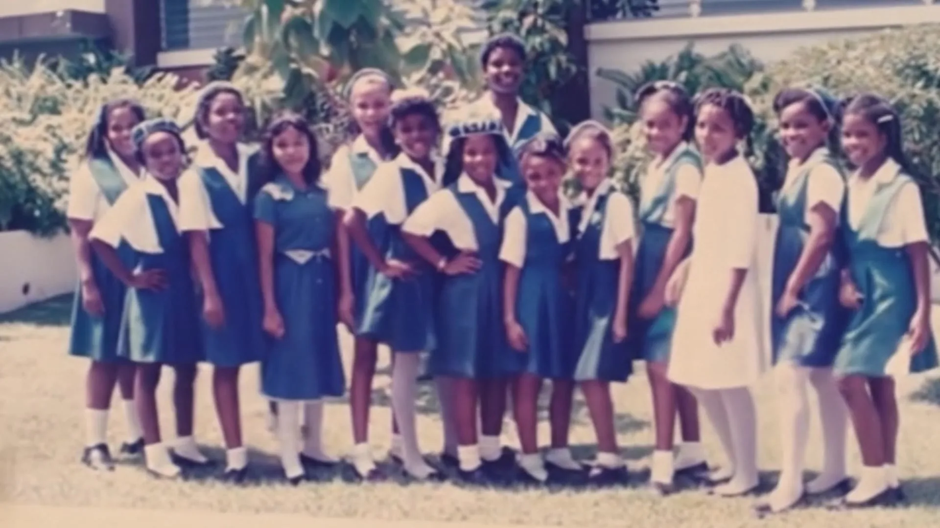 Fotografía histórica de estudiantes posando con sus uniformes escolares.