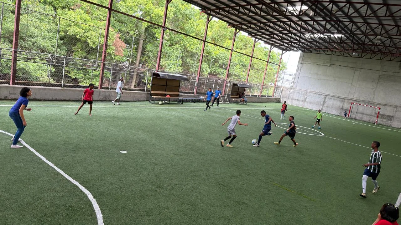 Participantes jugando fútbol durante el Día de Deportes.