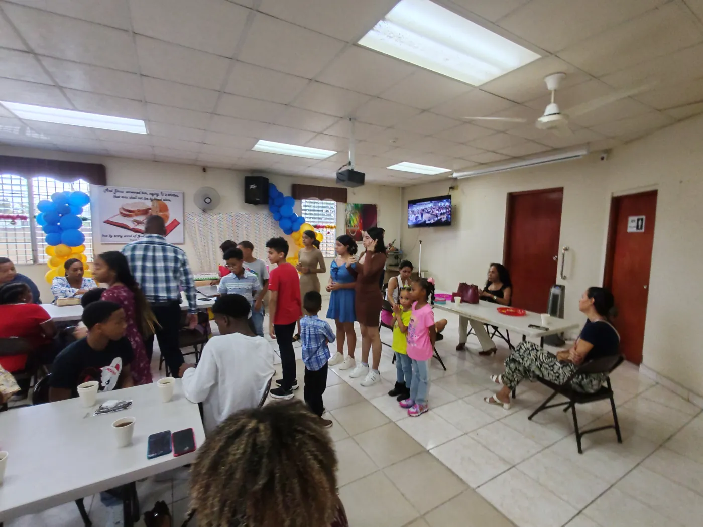 Niños, jóvenes y adultos reunidos en una actividad parroquial