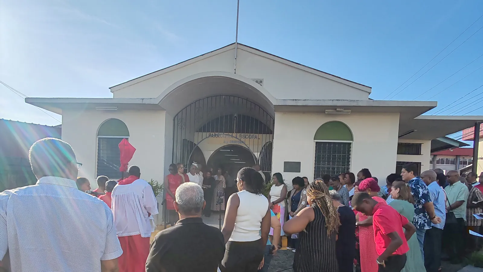 Comunidad parroquial reunida frente al templo actual de San Cristóbal