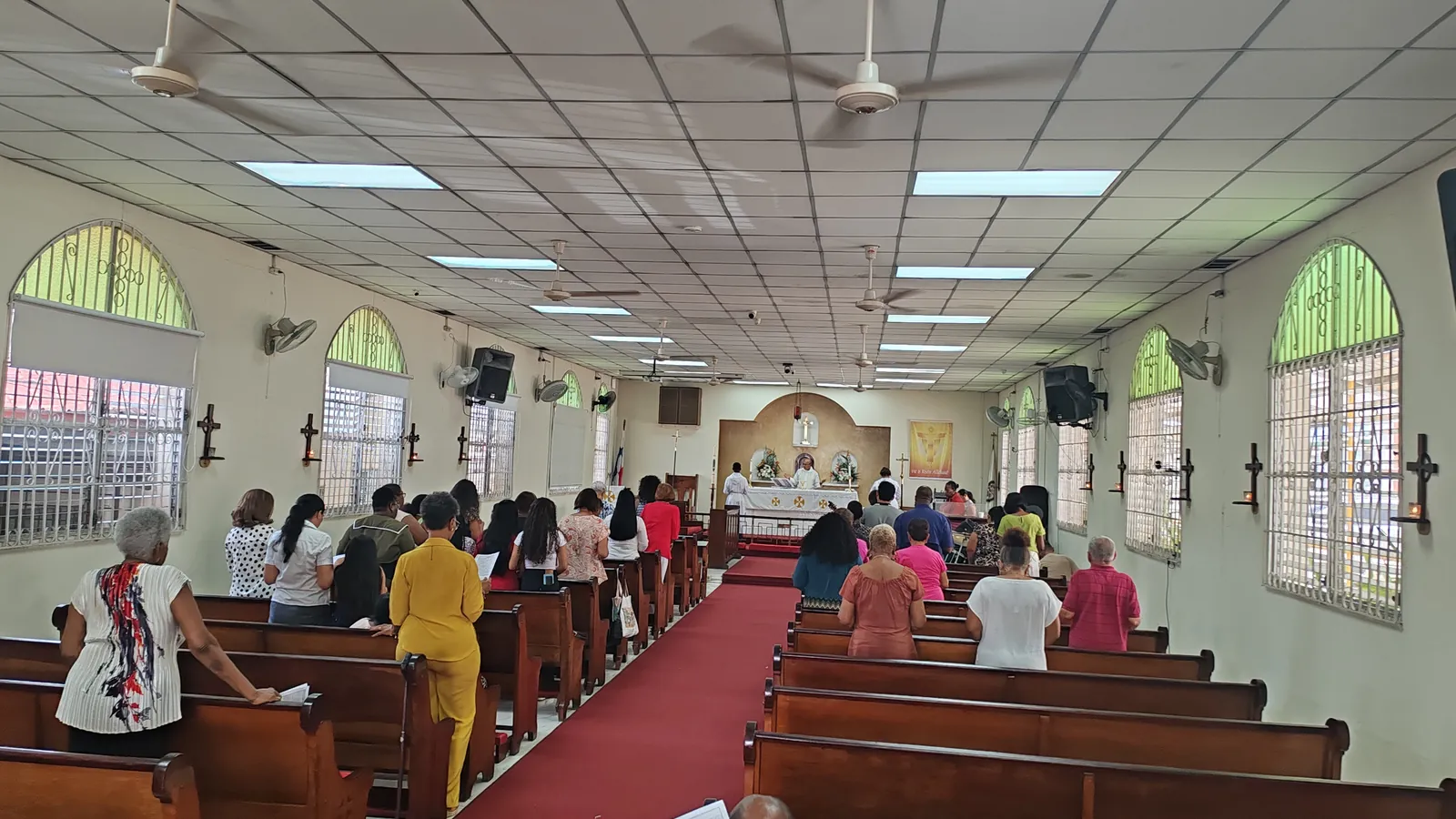 Feligreses reunidos en oración dentro del templo actual